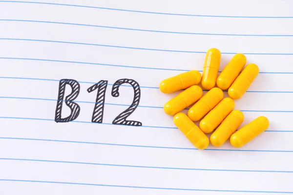 Vitamín B12 na listu s notebookem — Stock fotografie