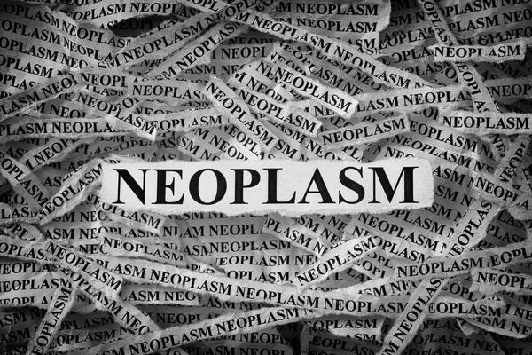 Trozos de papel rasgados con la palabra Neoplasma — Foto de Stock