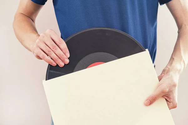Persoon die vinyl platen uit de verpakking haalt — Stockfoto