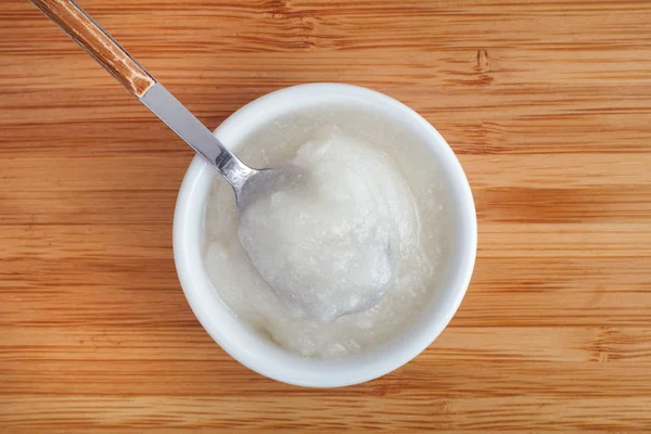 Kokosolie in een witte schaal — Stockfoto