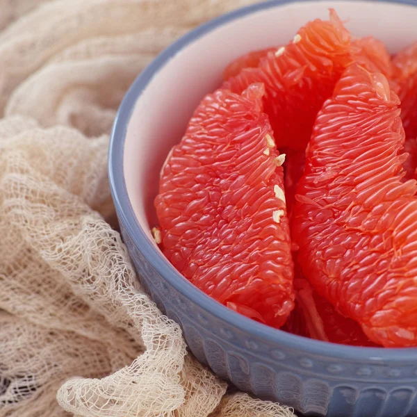 Slices of fresh grapefruit in a bowl — Stock Photo, Image