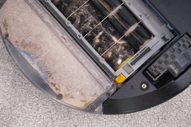 Robot süpürgesi saç ve tozla tıkanmış.