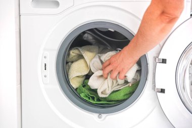 Çamaşır makinesinden giysileri almaya geldim.