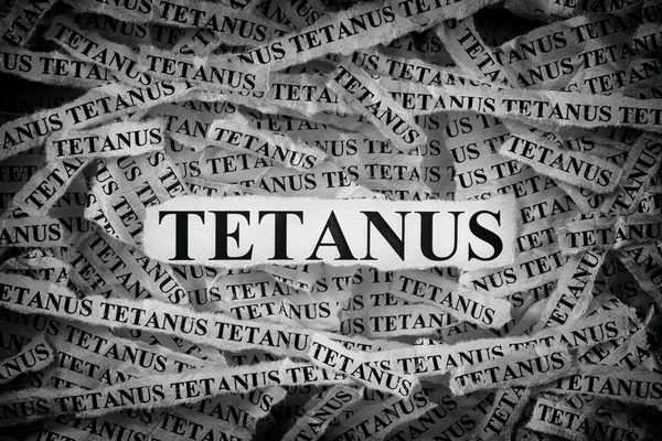 Torn pieces of paper with the words Tetanus — Stockfoto