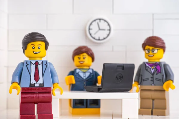 Тамбов Російська Федерація Червня 2020 Lego Minifigure Бізнесмени Зустрічі Обговорення — стокове фото