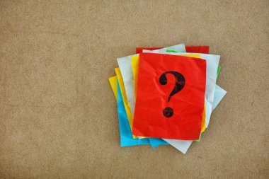 Soru işaretli renkli kağıt yığını. Yakın çekim..
