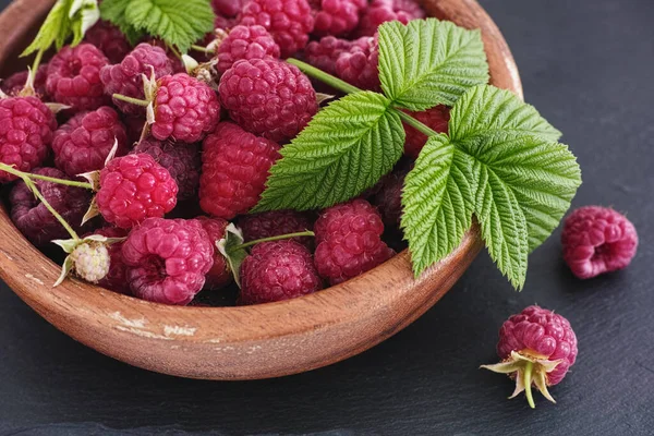 Bio Himbeeren Einer Hölzernen Schüssel Niederschwellig Nahaufnahme — Stockfoto