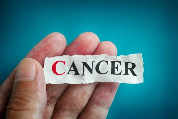 Cancro Homem Segurar Pedaço Papel Com Palavra Cancro Fechar — Fotografia de Stock