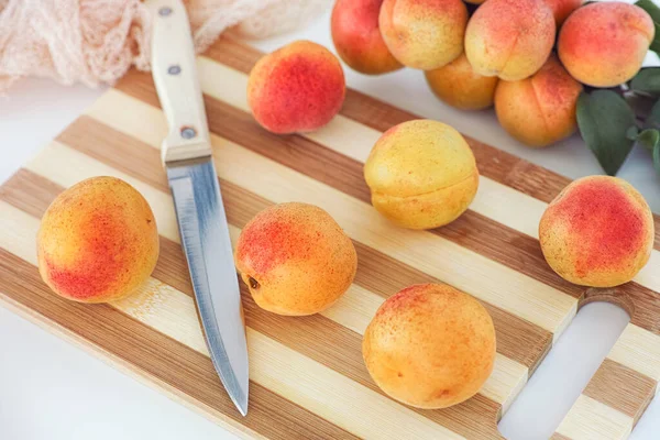 Kesme Tahtasının Üzerinde Mutfak Bıçağıyla Duran Organik Kayısılar Kapat — Stok fotoğraf