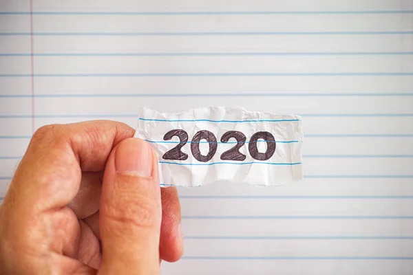 Üzerinde 2020 Yılı Yazılı Bir Kağıt Parçası Tutan Kişi Kapat — Stok fotoğraf