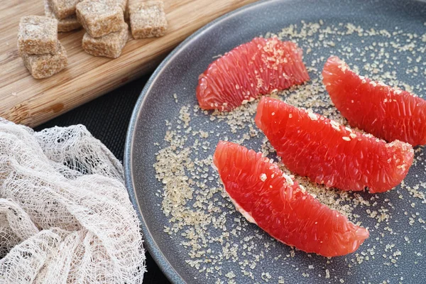 Fatias Toranja Fresca Com Açúcar Marrom Uma Chapa Fechar — Fotografia de Stock