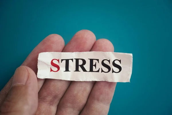 Stress Homem Segurar Pedaço Papel Com Palavra Stress Fechar — Fotografia de Stock
