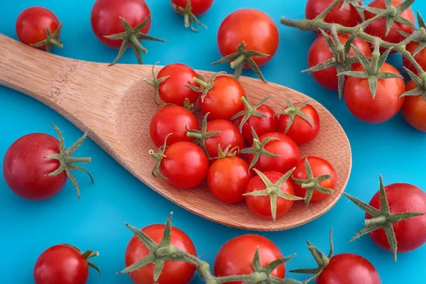 新鲜采摘的樱桃西红柿放在木勺里 靠近点 — 图库照片