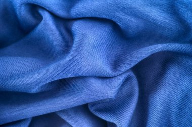 Mavi buruşuk kumaş dokusu arka planı. Kapat..