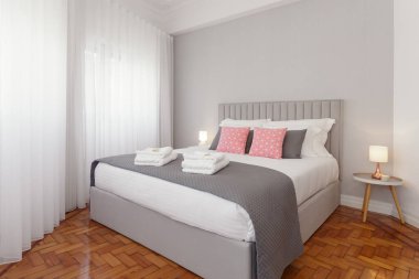 Güzel ve parlak yatak odası