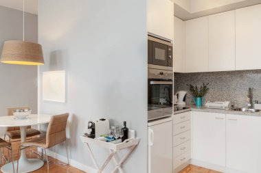 Temiz ve parlak mutfak tezgahı.