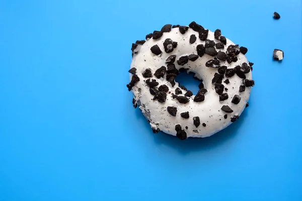 Donut Met Chocolade Hagelslag Een Blauwe Achtergrond — Stockfoto