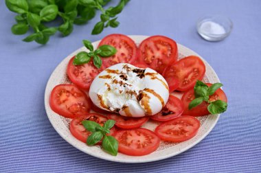 Peynir, domates ve fesleğenden yapılmış lezzetli bir İtalyan aperatifi.