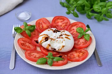 Masada taze domatesli ve fesleğenli burrata peyniri servis ediyorum.