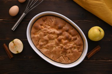 Elmalı turta ve malzemeler masada, elmalar, yumurtalar, tarçın