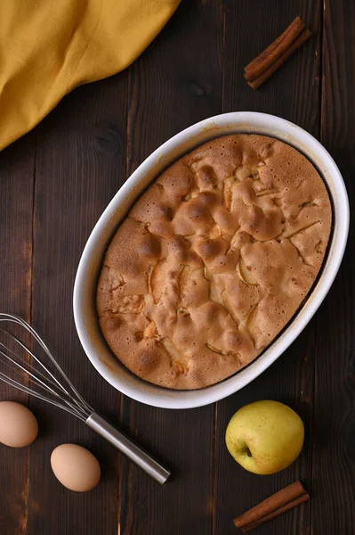 Taze ev yapımı, ahşap arka planda pişmiş elmalı turta.