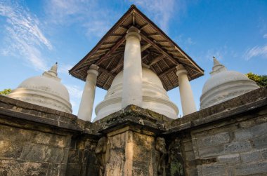 Pilimathalawa, Kandy, Sri Lanka yer alan antik bir Budist tapınağı Gadaladenyia Vihara olduğunu.