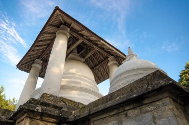 Pilimathalawa, Kandy, Sri Lanka yer alan antik bir Budist tapınağı Gadaladenyia Vihara olduğunu.
