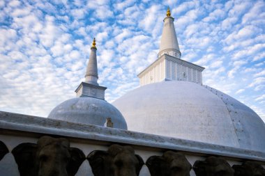 Ruwanwelisaya bir stupa, eserleri, Sri Lanka, içeren bir yarımküresel yapısı dünyanın her yerinden birçok Budistler için kutsal olarak kabul edilir.