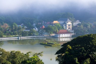 Sri Dalada Maligawa veya kutsal Tooth Relic Tapınağı Kandy, Sri Lanka bir Budist Tapınağı var. Kandy eski İngiltere Kraliyet Sarayı kompleksi içinde yer alır