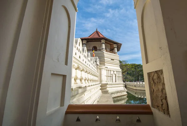 Sri Dalada Maligawa veya kutsal Tooth Relic Tapınağı hangi Buddha tooth relic evler Kandy şehir bir Budist Tapınağı olduğunu.