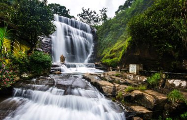 Dunsinane Falls bir şelale içinde Nuwara Eliya bölge Sri Lanka var. Pundaluoya Köyü ve Dunsinan ve Shin olarak bilinen çay evleri arasında yer.