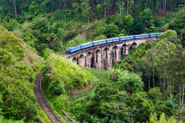 Dokuz Arches Demodara Köprüsü ya da gökyüzündeki köprü Sri Lanka 'daki ikonik köprülerden biridir. Dokuz kemer köprüsü Ella şehrine yakın Demodara 'da yer almaktadır.. 