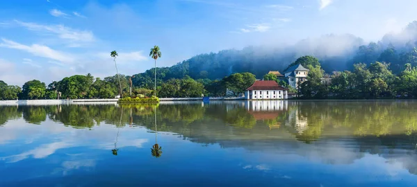 Sri Dalada Maligawa veya kutsal Tooth Relic Tapınağı Kandy, Sri Lanka bir Budist Tapınağı var. Kandy eski İngiltere Kraliyet Sarayı kompleksi içinde yer alır