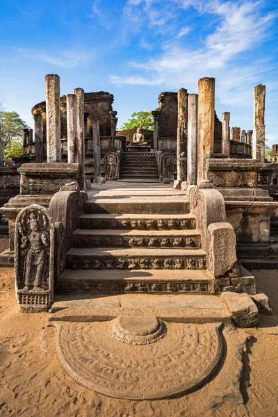Polonnaruwa Vatadage, Sri Lanka 'daki Polonnaruwa Krallığı' na dayanan antik bir yapıdır. Birinci Parakramabahu döneminde Buda 'nın Kalıntısı' nı elinde tutmak için inşa edildiğine inanılır.