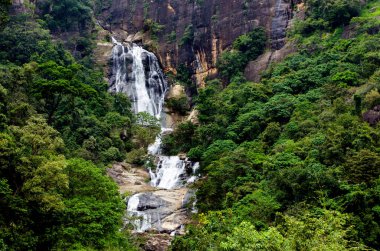 Ravana Şelaleleri Ella, Sri Lanka 'da popüler bir gezi merkezidir. Ülke şu anda ülkedeki en geniş düşüşlerden biri olarak sıralanıyor.