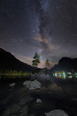 Almanya'da Hintersee Gölü