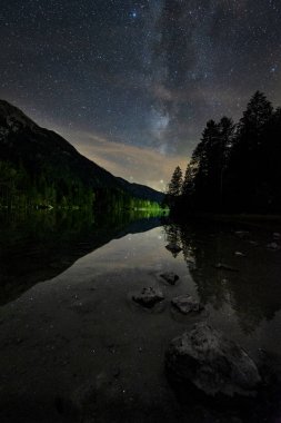 Almanya'da Hintersee Gölü