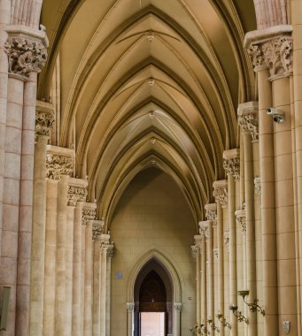 Bazilikanın Neo-Gotik mimarisi