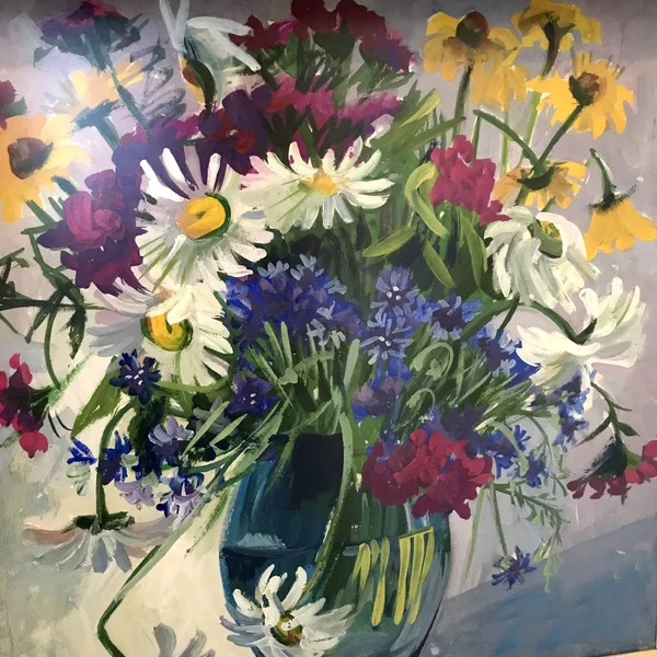 才华横溢的画家画了一个静谧的生活 在花瓶里绽放着花朵 色彩斑斓的画布 描绘着明亮的夏季图画 用大笔画粉刷技巧 现实主义绘画 原创艺术概念 — 图库照片