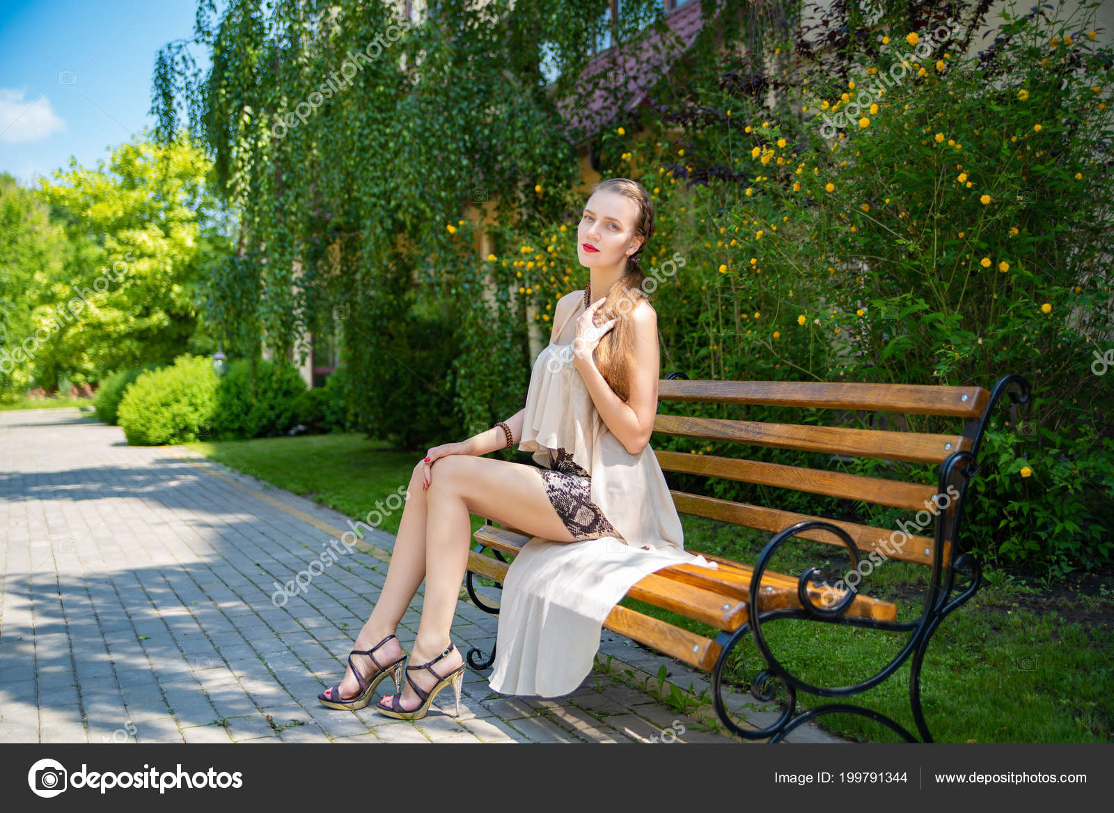 devushki-sidyat-v-yubkah-foto-luchshie-glamurnie-eroticheskie-foto