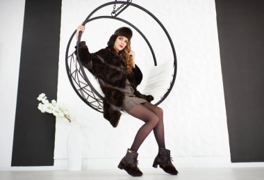 Doğal kahverengi Samur kürk giyen kadın güzel kız. Yatay python deri çizgileri, tasarımcı moda giymeye hazır ekler. Bright makyaj, uzun kıvırcık saç saç-do. Mağaza için kavramsal fotoğraf