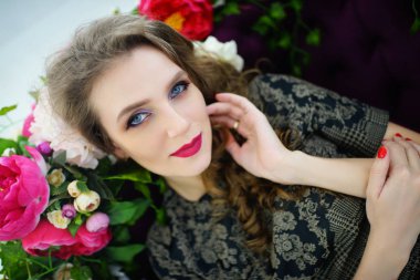 Güzel kız bir bahar bahçe çiçek çiçekli ağaç üstünde yalın. Bush çiçeği Parkı moda elbiseli Genç kadın Bayan. Aromatik doğa kokusu alıyorum. Yatay fotoğraf afiş ücretsiz yer