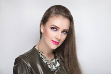 Güzel kız güzel Bayan, profesyonel makyaj, yakın çekim portre kirpiklere okları göz kaşları, uzun saç şekillendirme. Lüks yeni canlı renk makyaj, parlak ruj parlak kozmetik. Fotoğraf kavramsal fikir