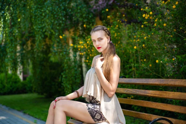 Piękna Dziewczyna Bardzo Długimi Nogami Krótkiej Spódnicy Siedzi Ławce Spódnica — Zdjęcie stockowe