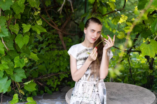 Ragazza Una Vite Mano Capelli Lunghi Distesi Sulla Spalla Vestito — Foto Stock