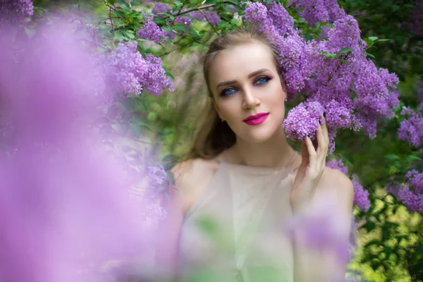 Bahar Bahçe Ayakta Çiçek Çiçeklenme Tree Yakınındaki Güzel Kız Bush — Stok fotoğraf