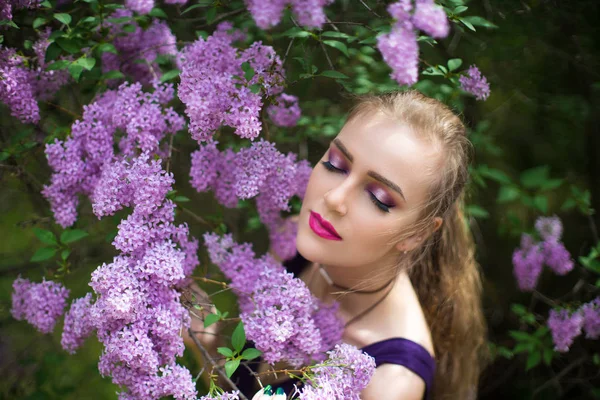 Menina Bonita Jardim Primavera Perto Árvore Florescente Jovem Mulher Vestido — Fotografia de Stock