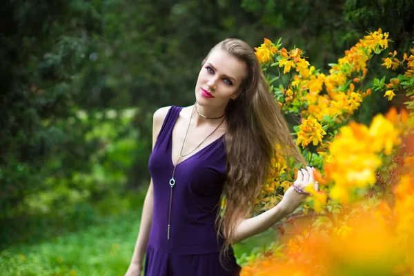 Belle Fille Dans Jardin Printemps Debout Près Gros Buisson Fleurissant — Photo