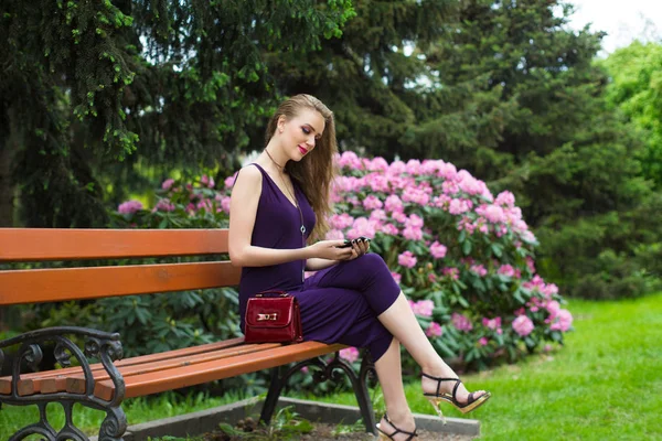 Bella Ragazza Giardino Primaverile Posti Sedere Vicino Fioritura Cespuglio Fiorito — Foto Stock