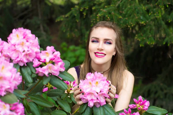 Bahar Bahçe Ayakta Çiçek Çiçeklenme Tree Yakınındaki Güzel Kız Bush — Stok fotoğraf